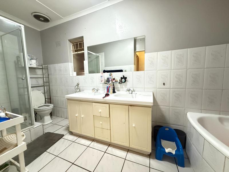 4 Bedroom Property for Sale in Bergzicht Western Cape